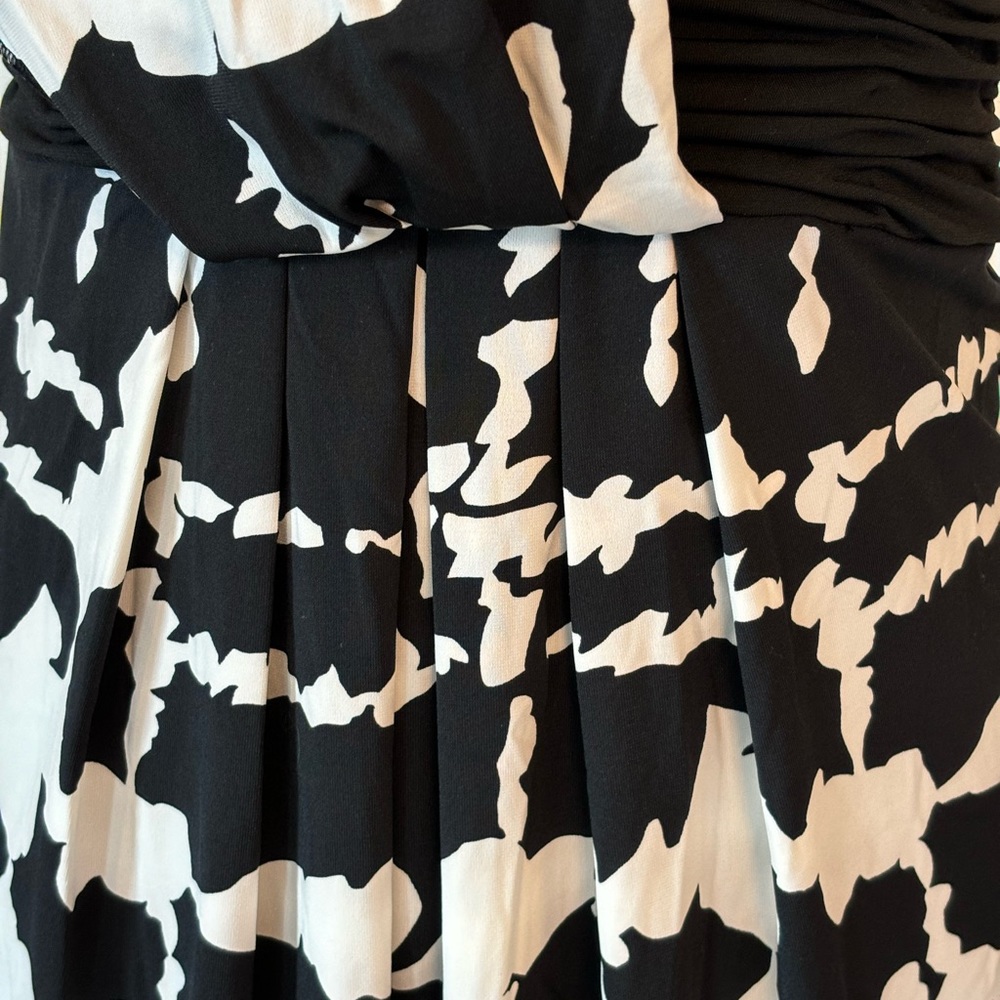 BCBGMAXAZRIA Black & White Stretch Ruched Dress - Picture 9 of 10